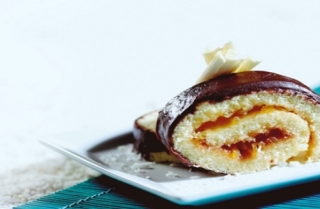 Pionono de coco con salsa de chocolate